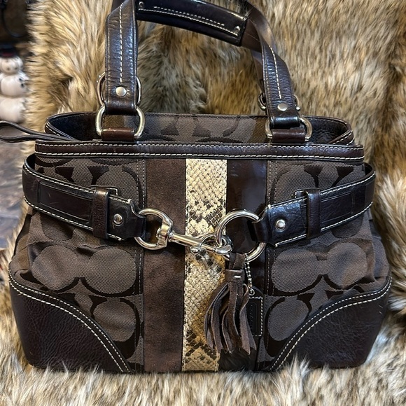 Coach Handbags - Coach bag in perfect condition. Very cute.​​